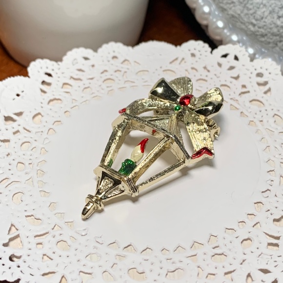 Vintage Holiday Candle Lantern Gold tone Brooch - Picture 4 of 10